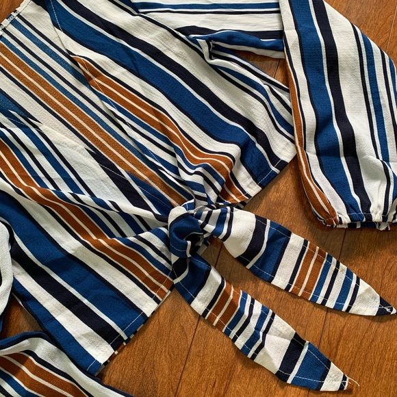 Long Sleeve Striped Deep V-Neck Tie Front Crop Top - Picture 6 of 11